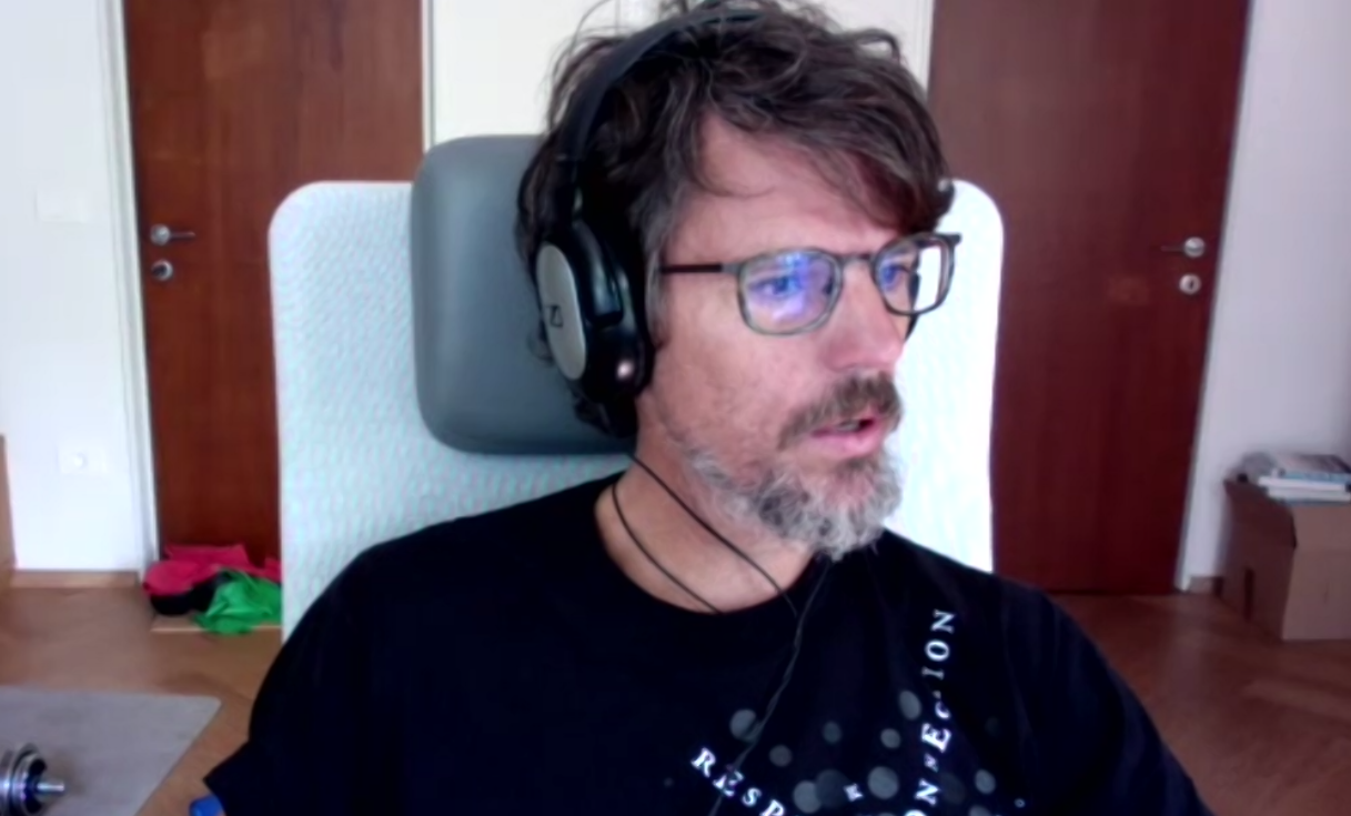 Boštjan Videmšek. Posnetek zaslona med njegovim nastopom.