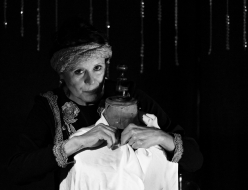 Vabimo na gledališko predstavo Izdelovalka mrtvaških prtov